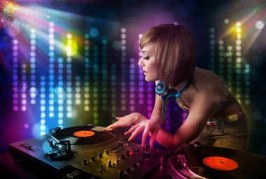 dj kız ışık gösterisi ile bir disko şarkıları çalma