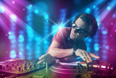 dj müzik kulübünde mavi ve mor ışık ile karıştırma