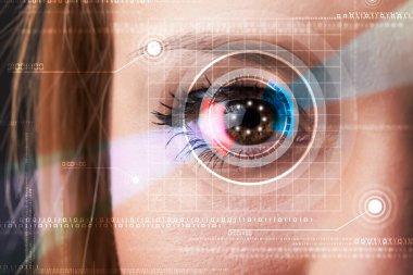 Teknisyen gözlü bir siber kadın.