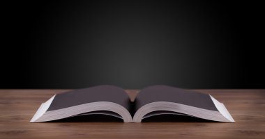 Tahta güvertede kitabı aç