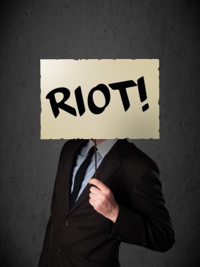 İş adamı protesto işareti tutuyor.