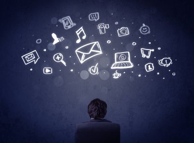 Kafasında multimedya simgeleri olan bir iş adamı.