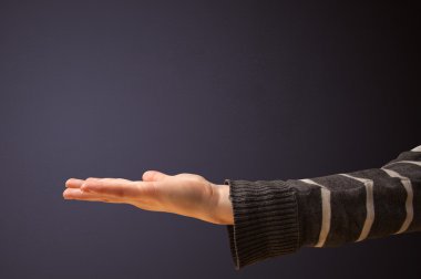 kadın sunan kopya alanı