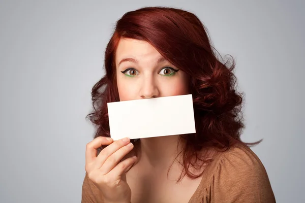 Leuk meisje met witte kaart aan voorzijde van haar lippen met kopie Assa — Stockfoto