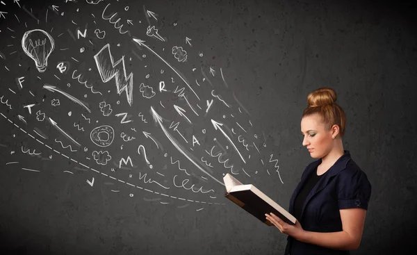 Jonge vrouw die een boek leest — Stockfoto