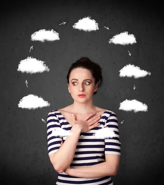 Jeune femme pensant avec la circulation des nuages autour de sa tête — Photo