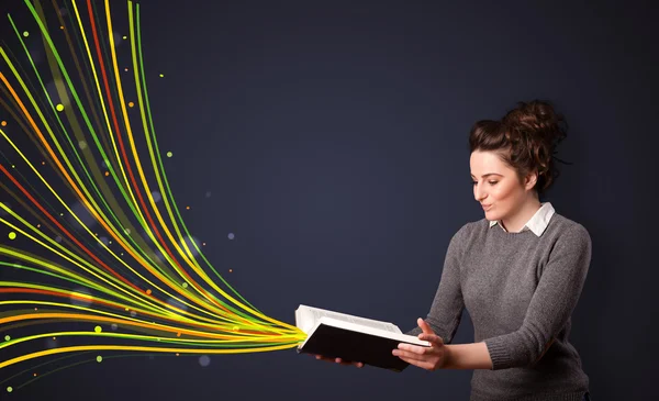 Mujer bastante joven leyendo un libro, mientras que las líneas de colores vienen — Foto de Stock