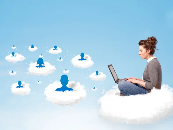 Fiatal nő ül a felhőben laptop — Stock Fotó