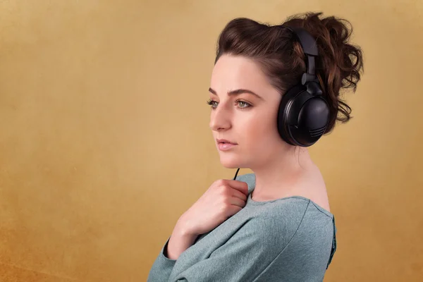 Junge Frau mit Kopfhörern hört Musik mit Kopierplatz — Stockfoto