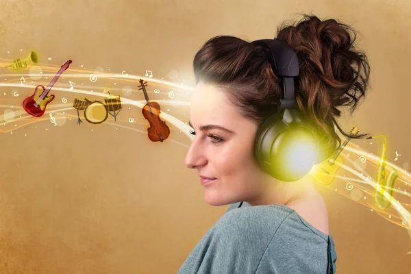 Jonge vrouw met koptelefoon luisteren naar muziek — Stockfoto