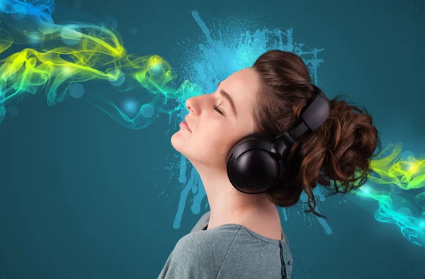 Young woman listening to music with headphones — Stock Photo, Image