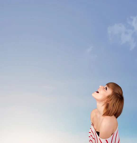 Κορίτσι κοιτάζοντας το μπλε ουρανό copyspace — Φωτογραφία Αρχείου