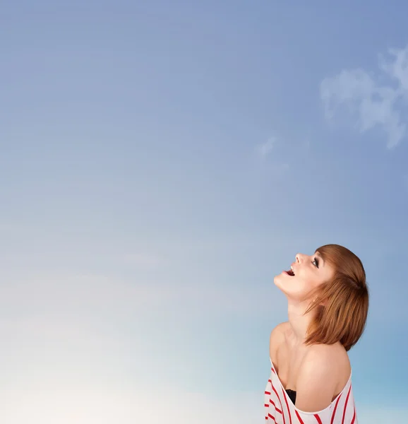 Girl looking at the blue sky copyspace — Stock Photo, Image