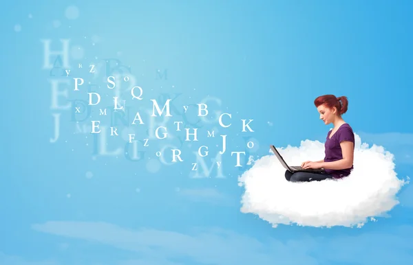 Jonge vrouw zitten in cloud met laptop — Stockfoto