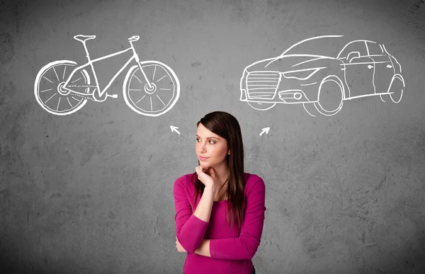 Женщина делает выбор между велосипедом и автомобилем — стоковое фото
