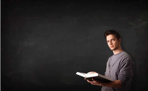 Joven leyendo un libro —  Fotos de Stock