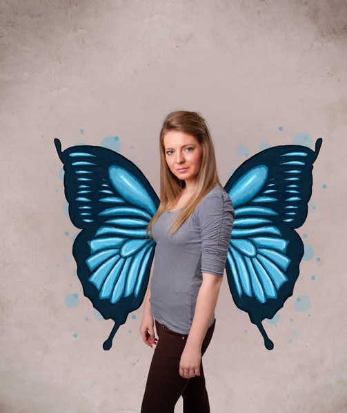 Junges Mädchen mit blauem Schmetterling auf dem Rücken — Stockfoto