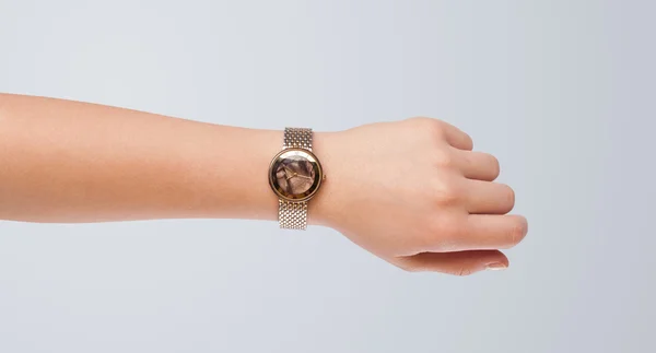 Mano con reloj que muestra la hora exacta — Foto de Stock