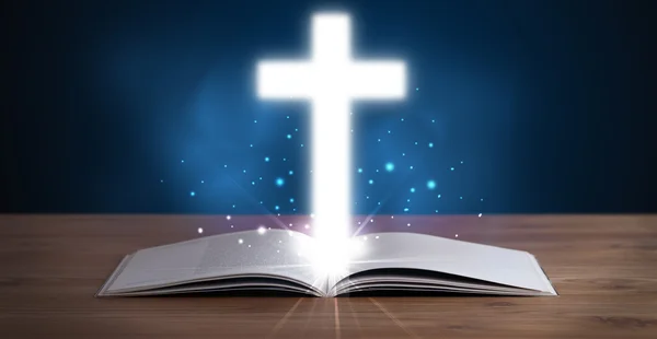 Ανοίξτε την Αγία Γραφή με λαμπερό σταυρό στη μέση — Φωτογραφία Αρχείου