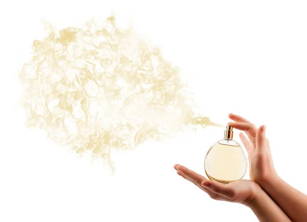 Vrouwenhanden spuiten parfum — Stockfoto