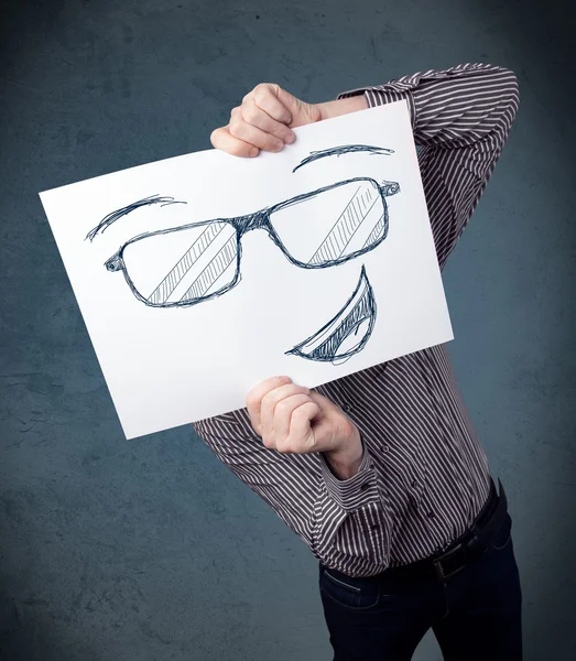 Uomo d'affari in possesso di un foglio con la faccia sorridente di fronte alla sua hea — Foto Stock