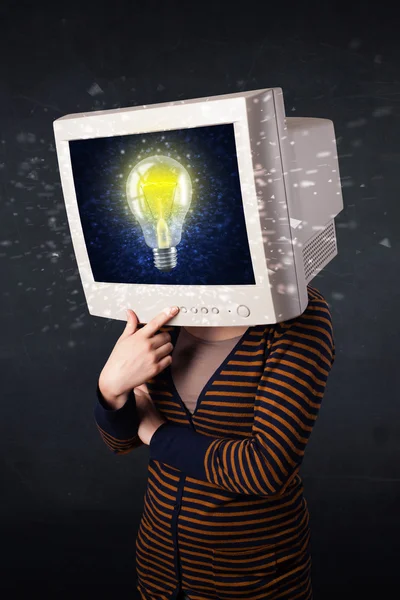 Jong meisje met een monitor hoofd, idee light bulb — Stockfoto