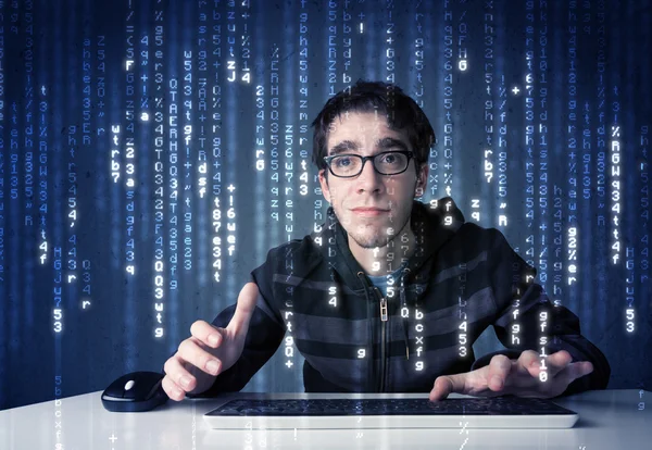 Hacker decoderen van informatie uit futuristische netwerktechnologie — Stockfoto