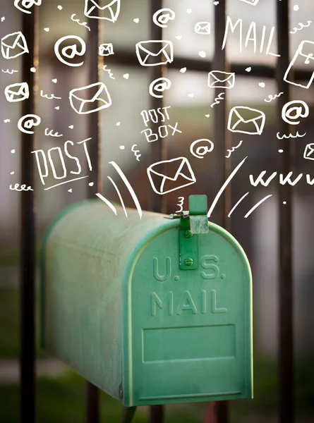 Beyaz elle çizilmiş posta simgelerine sahip posta kutusu — Stok fotoğraf