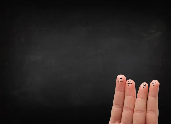 Glückliche Smiley-Finger blicken auf leere schwarze Tafel — Stockfoto