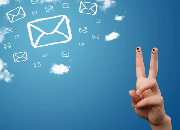 Dedos sorridentes felizes olhando para ícones de correio feitos de nuvens — Fotografia de Stock
