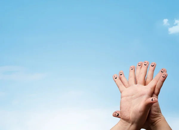 Boldog mosolygós ujjak nézik a tiszta kék ég másolóteret — Stock Fotó