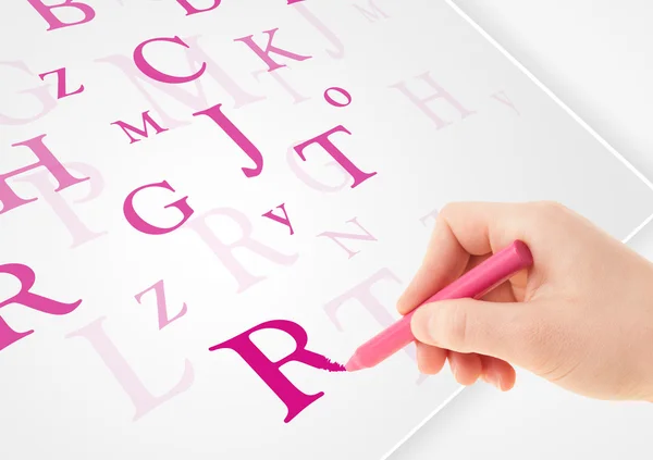 Handschrift verschiedener Buchstaben auf weißem Normalpapier — Stockfoto