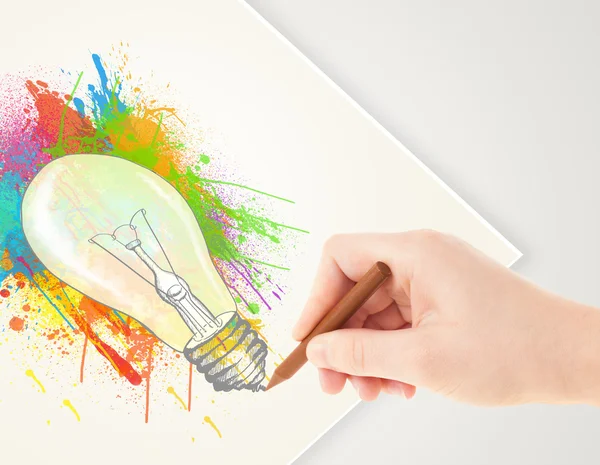 Disegno a mano su carta una lampadina a spruzzo colorata — Foto Stock