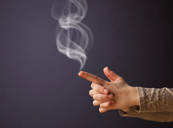 Pistola en forma de mano mujer — Foto de Stock