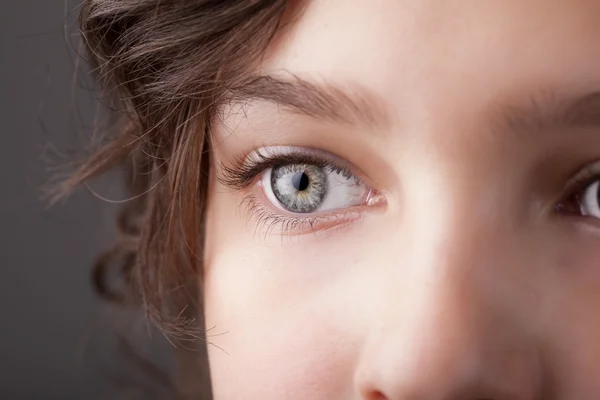 Portrait d'une jolie fille oeil de près — Photo