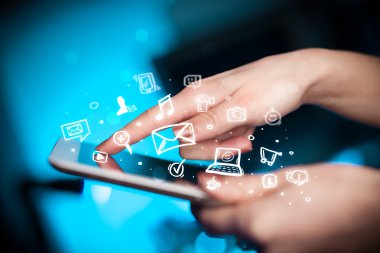 Tablet bilgisayarı üzerinde parmak işareti, sosyal medya kavramı