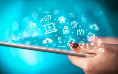 Tablet bilgisayarı üzerinde parmak işareti, sosyal medya kavramı
