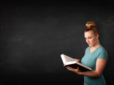 genç bayan bir kitap okuma