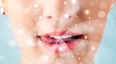 güzel kadının dudakları soyut beyaz ışıkları üfleme