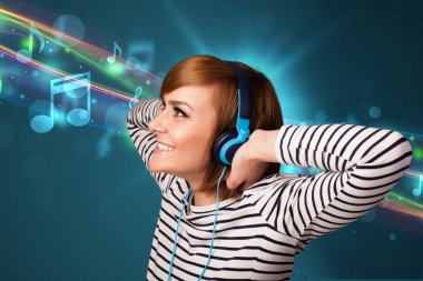 Kulaklıkla müzik dinleyen genç bir kadın.