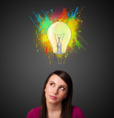 genç kadın başının üstünde ampul ile düşünme