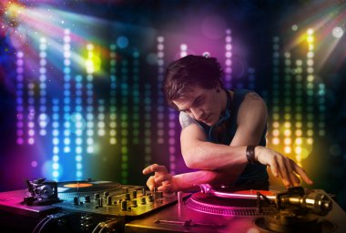 dj ışık gösterisi ile bir disko şarkıları çalma