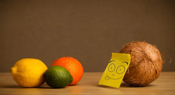 ポスト ・ イットとココナッツに柑橘系の果物に舌を突き出て注意してください。 — ストック写真