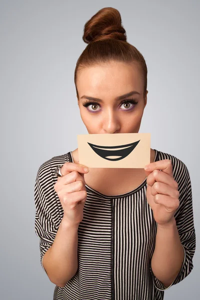 Felice bella donna in possesso di carta con sorriso divertente — Foto Stock