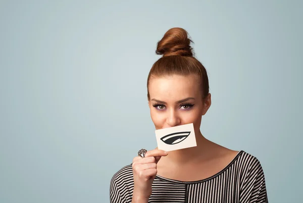 Menina bonita segurando cartão branco com desenho de sorriso — Fotografia de Stock