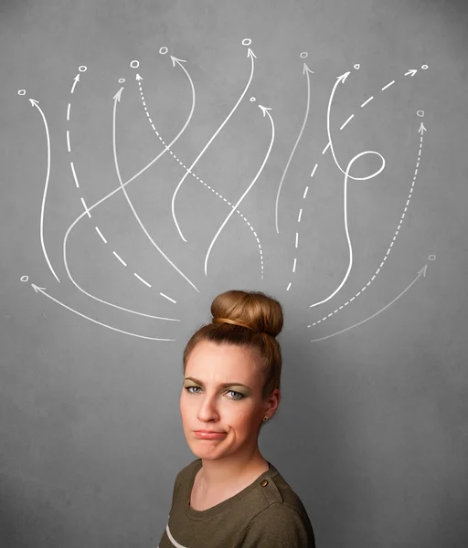 Jonge vrouw met pijlen coming out van haar hoofd — Stockfoto