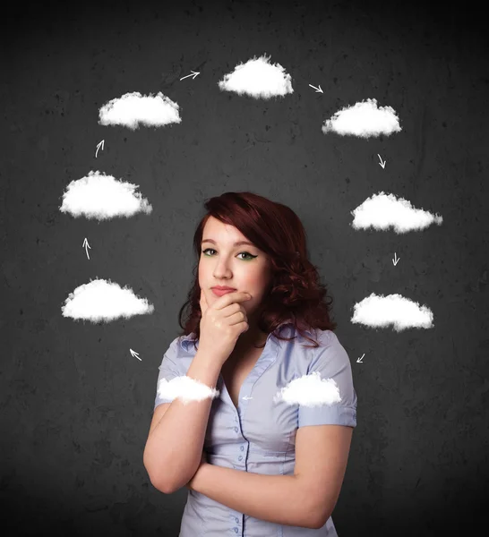 Νεαρή γυναίκα σκέφτεται με κυκλοφορία σύννεφο γύρω από το κεφάλι — Φωτογραφία Αρχείου