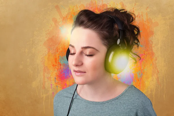 Mujer joven con auriculares escuchando música — Foto de Stock