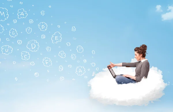컴퓨터를 들고 구름 속에 앉아 있는 젊은 여자 — 스톡 사진