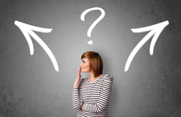 Молодая женщина принимает решение
